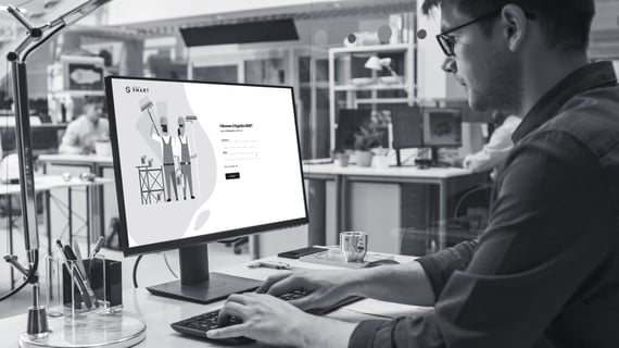 Mann jobber på PC Byggfakta SMART